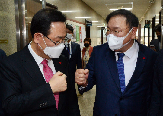 김태년 민주당 원내대표(오른쪽)와 주호영 국민의힘 원내대표가 5일 국회에서 회동을 갖고 긴급현안질의 등 임시국회 일정에 합의한 뒤 주먹인사를 나누고 있다. 연합뉴스